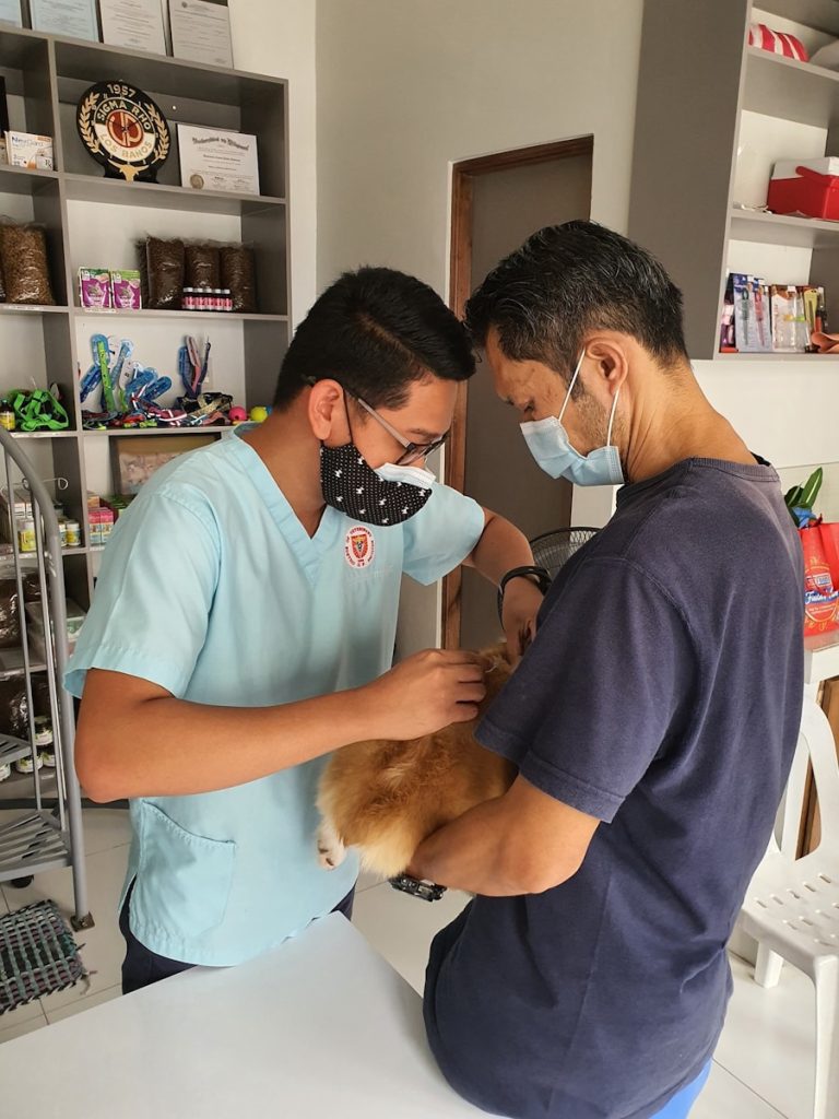 ein Mann in einem blauen Hemd und ein Mann in einem blauen Hemd und ein Hund